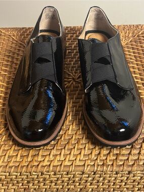 NWOT Kelly & Katie Black Patent Slip-On Oxfords with Elastic Panels, size 8